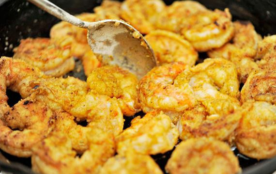 1. Этап. Креветки барбекю: 6. Перевернуть креветки и готовить еще от 3 до 4 минут, или до тех пор, пока они не свернутся и не перестанут быть прозрачными. Подавать креветки с ломтиками хлеба, сбрызнув маслом со сковороды.