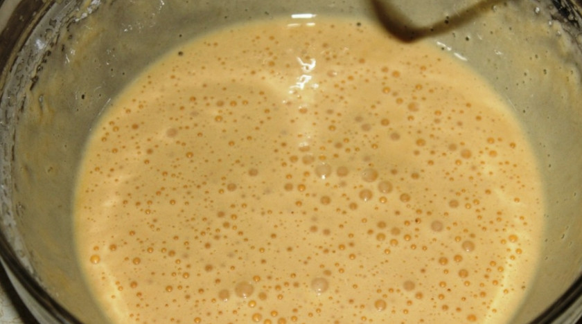 1. Этап. Бисквитный торт со сгущенкой: Взбиваем яйца и сахар в пышную массу, просеиваем муку и замешиваем тесто.