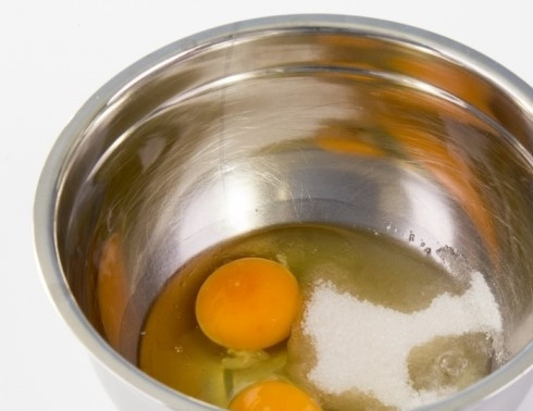 1. Этап. Пышные оладьи на кислом молоке без дрожжей: 2. В небольшой емкости смешайте разбитые яйца с необходимым количеством сахара и соли.