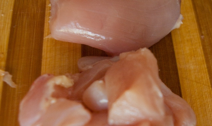 1. Этап. Рисовая лапша с овощами и курицей: Куриное филе вымойте и обсушите бумажными полотенцами. Затем зачистите ножом от пленок и нарежьте на небольшие продолговатые кусочки.