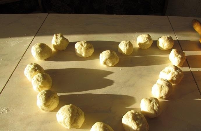 1. Этап. Быстрые творожные булочки: 5. Разделяем его на кусочки и катаем шарики.