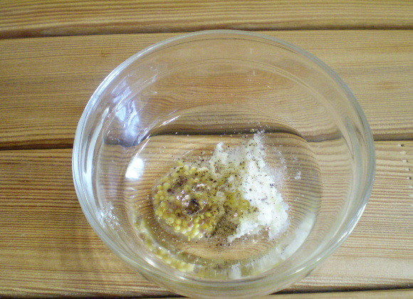 1. Этап. Салат к макаронам: 4. Приготовим заправку для салата: смешать масло, уксус, горчицу, пропущенный через пресс чеснок, сахар, соль, перец черный молотый.