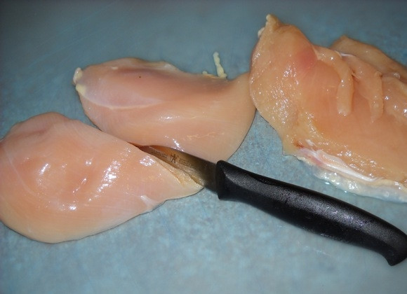 1. Этап. Куриные грудки, фаршированные сыром и пепперони: 1. Вымойте мясо, обрежьте любой жир. Каждую грудку разрежьте пополам.