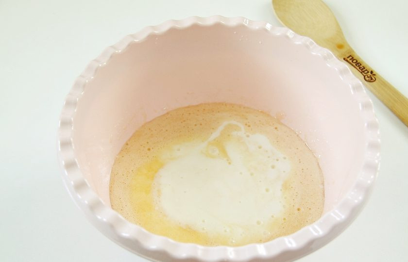 1. Этап. Манник с изюмом на кефире: Добавьте кефир.