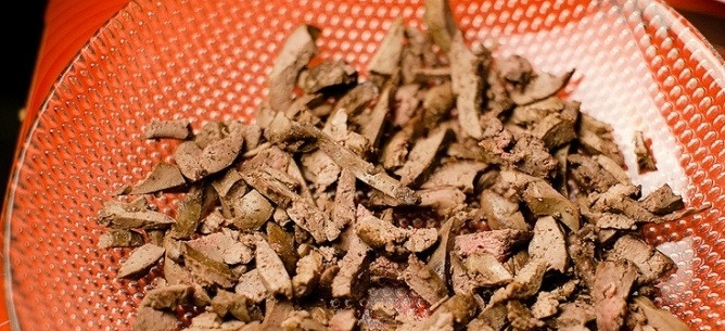 1. Этап. Слоеный салат с печенью: 8. Половину печени выкладываю нижним слоем в салатник.