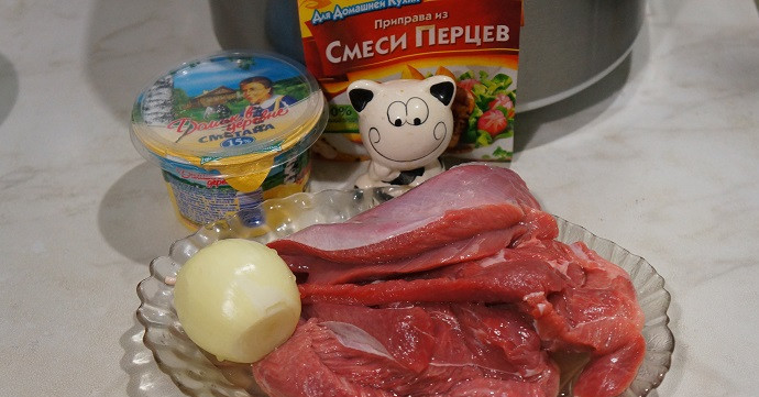 1. Этап. Индейка, тушеная в сметане: Подготовьте ингредиенты.