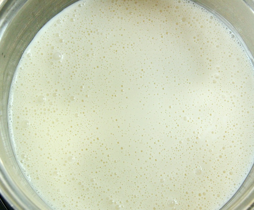 1. Этап. Торт творожный с творожным сыром: В начинку влейте шоколад. Взбейте её ещё раз.