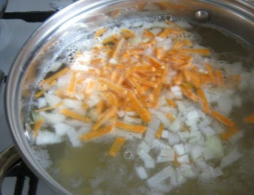 1. Этап. Суп крестьянский: 5. В кастрюлю к фасоли отправить рис и примерно треть лук и моркови. Довести до кипения и варить 15-20 минут.