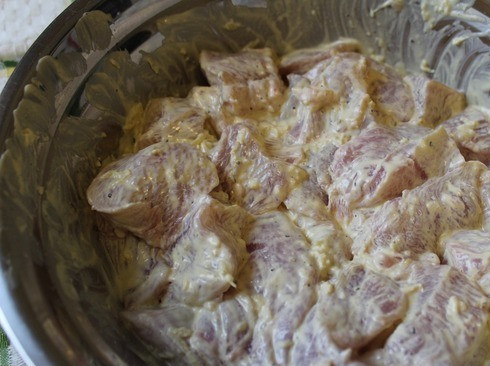 1. Этап. Жаркое из индейки с картошкой: 1. Сделаем маринад. Для этого смешаем сметану, горчицу, тертый имбирь, лимонный сок и всяческие специи. Оставим там кусочки индейки на полчаса, а пока что подготовим и нарежем все остальные ингредиенты.