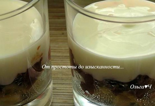 1. Этап. Венский десерт Пьяная вишня: Выложите поверх вишни. Уберите в холодильник, чтобы сметана застыла.