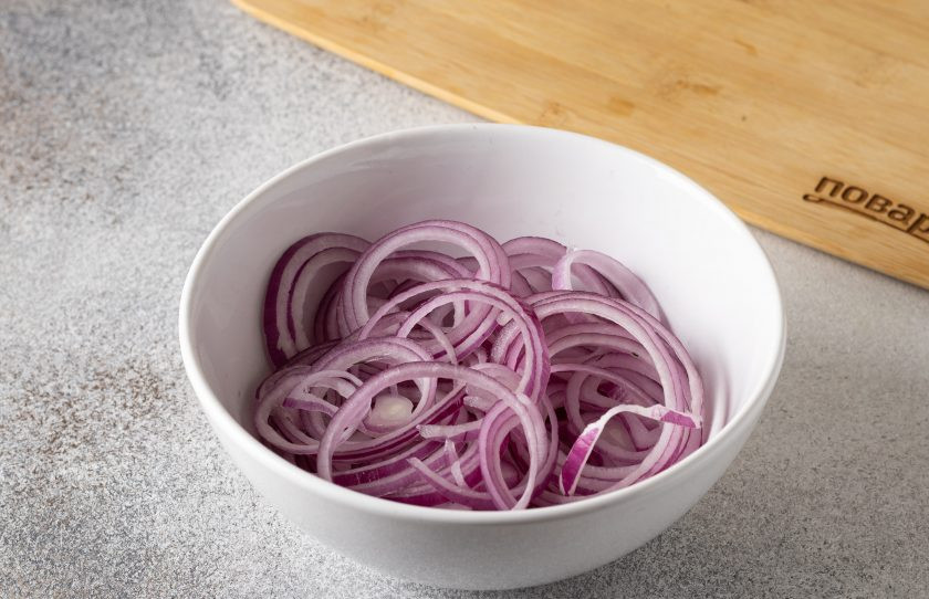 1. Этап. Красный лук в медовом маринаде с пряностями: Красный лук нарежьте тонкими кольцами или полукольцами.