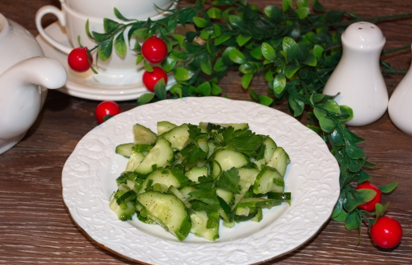 1. Этап. Огурцы кусочками в собственном соку: Подайте наш свежий салат из огурцов в собственном соку к столу.