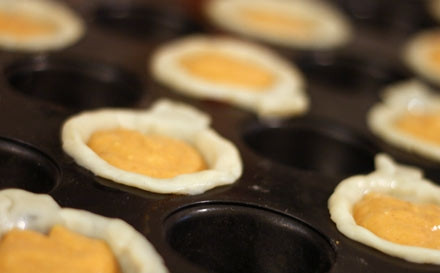 1. Этап. Тыква для детей: 4. Смешайте сливочный сыр с тыквенным пюре, оставшимися яйцами, специями и ванилью, затем заполните формочки начинкой.