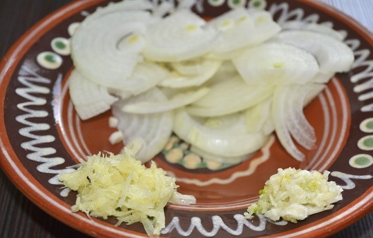 1. Этап. Свинина в имбирном соусе: 5. И чеснок с имбирем.