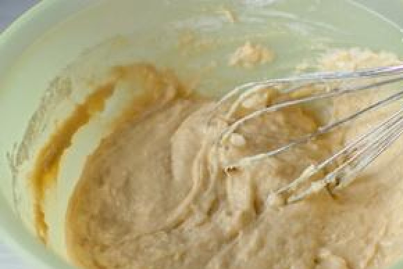 1. Этап. Льежские вафли: Затем добавляем просеянную муку и соль.