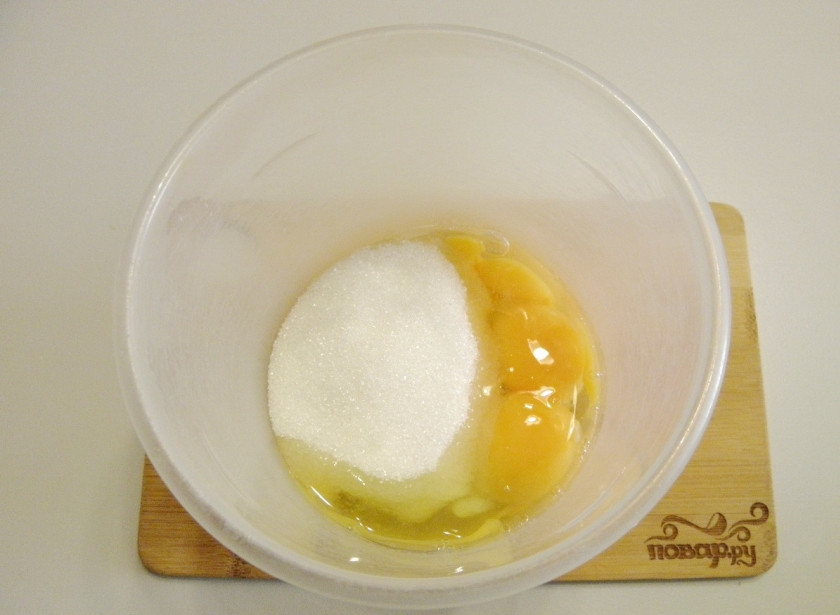 1. Этап. Шарлотка с ягодами: Возьмите глубокую удобную тару для миксера, поместите туда яйца и сахар.