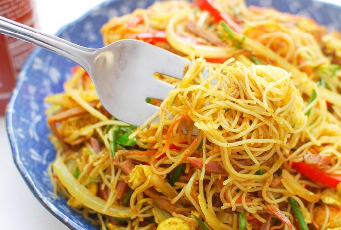 1. Этап. Лапша по-сингапурски: Перед подачей на стол добавьте зелень и кунжутное масло. Приятного аппетита!