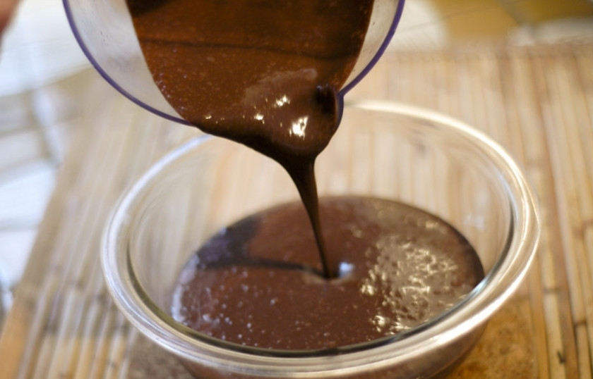 1. Этап. Вегетарианский мусс: Вылейте в форму для заморозки. Поставьте в морозильную камеру на полтора часа. Готовый вегетарианский мусс разлейте по десертным чашечкам и украсьте шоколадной стружкой.