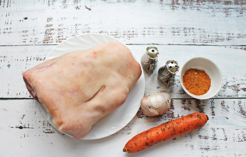 1. Этап. Свиная рулька, запеченная в духовке в фольге: Подготовьте все необходимые ингредиенты для приготовления свиной рульки, запеченной в духовке в фольге.