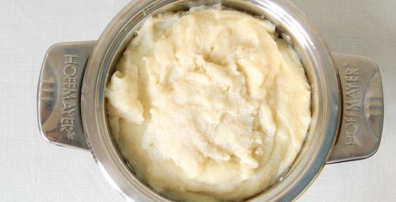 1. Этап. Манный пудинг: Засыпаем в молоко манную крупу, перемешиваем, чтобы получилась густая манная каша.