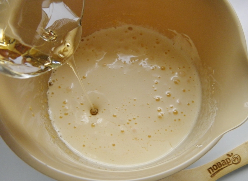 1. Этап. Ленивый медовик: Влейте мед, снова взбейте массу.