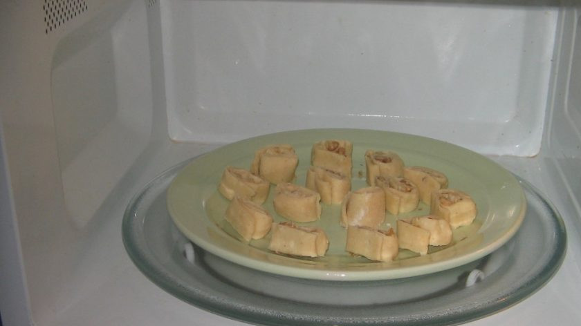 1. Этап. Сыр к пиву в микроволновке: 4. Рулет нарезаем небольшими кусочками и в микроволновке выпекаем 4-5 минут при 850 ватт.