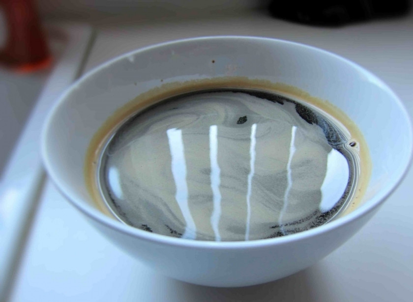 1. Этап. Куриные бедрышки в соевом соусе: Приправляем курицу солью и розовым вином. Нарезаем соломкой зеленый лук. Теперь смешайте соевый соус, темный соевый соус и коричневый сахар. Добавьте в смесь пол стакана воды.