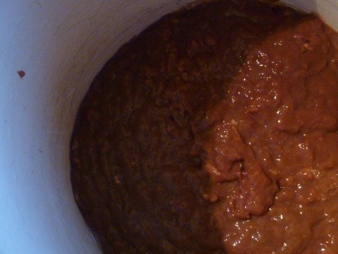 1. Этап. Печеночный пирог с морковью и луком: Печень, вымытую и очищенную от пленок, и сало нарезаем небольшими кусочками и перекручиваем на мясорубке.