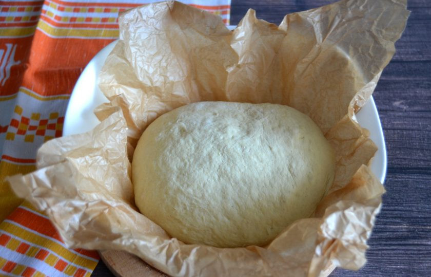 1. Этап. Кукурузный хлеб на дрожжах: Уложите тесто в подготовленную миску 