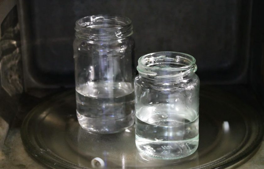 1. Этап. Варенье из черной малины: Банки для варенья тщательно вымойте в горячей воде с пищевой содой и простерилизуйте любым удобным способом. Винтовые крышки прокипятите на среднем огне в течение 5 минут.