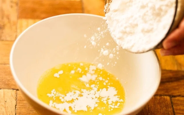 1. Этап. Бананы по-китайски: 4. Добавьте понемногу муку, перемешивая.