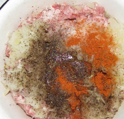 1. Этап. Биточки в духовке: 4. Посолить и поперчить по вкусу. В данном варианте используется молотый черный перец и паприка. Можно добавить специи для мяса или немного острого перца.