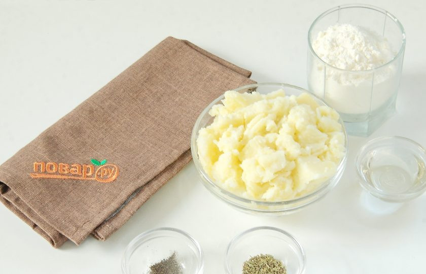 1. Этап. Картофельное печенье: Подготовьте все ингредиенты. Картофель отварите заранее и превратите в пюре или используйте остатки с ужина.