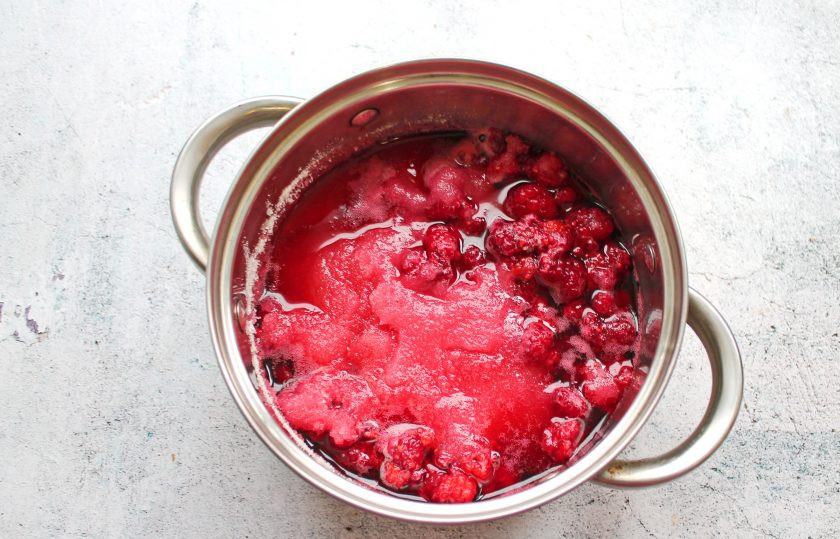 1. Этап. Варенье из малины с крахмалом: Малину переберите, засыпьте сахаром и оставьте на 8 часов, чтобы ягоды пустили сок.