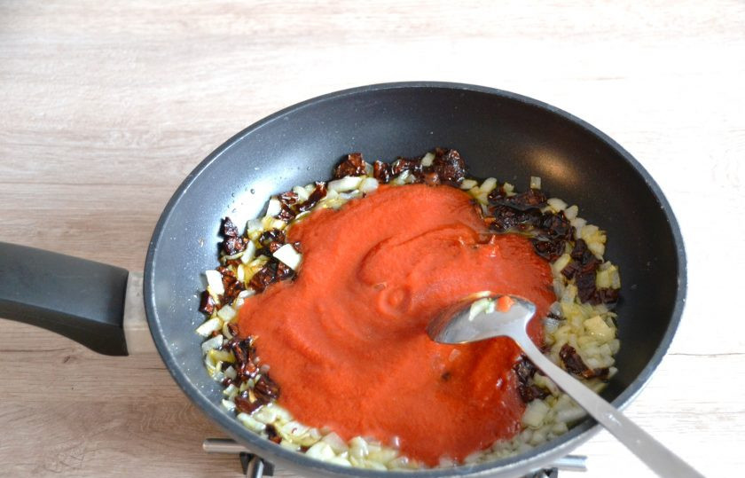 1. Этап. Цветная капуста по-итальянски: Добавьте в сковороду томатную пассату, прогрейте примерно 3-4 минуты.