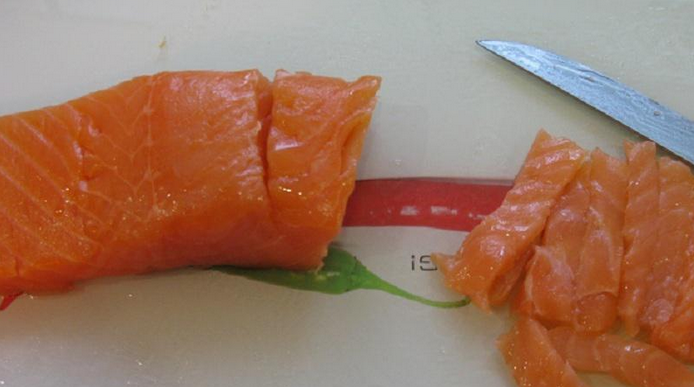 1. Этап. Роллы с икрой летучей рыбы: Семгу нарезаем тонкими полосочками.