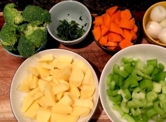 1. Этап. Куриный пирог в горшочке: 1. Подготовьте овощи: очистите жемчужный лук, очистите морковь и картофель, нарежьте их небольшими кусочками, сорвите листья с веточки тимьяна, нарежьте небольшими кусочками стебель сельдерея. Разберите на соцветия брокколи, измельчите чеснок.