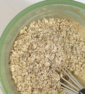 1. Этап. Запечённая овсянка с черникой и творогом: Добавить овсянку и перемешать.