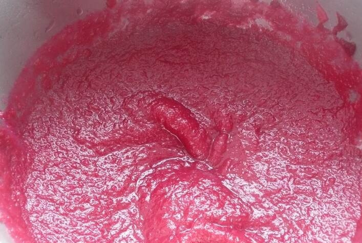 1. Этап. Свекольный суп для похудения: Извлекаем из кастрюли лавровый лист, а затем разделяем овощи и бульон. Теперь нам необходимо измельчить овощи до состояния пюре, и проще всего это сделать при помощи блендера.