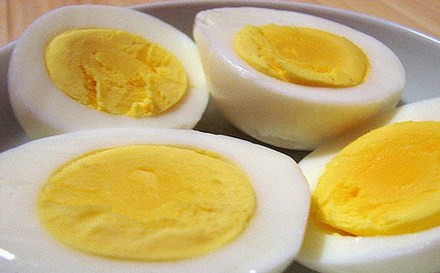 1. Этап. Салат Кочевник: Сварите яйца в крутую, разрежьте их пополам, а затем четвертинками.