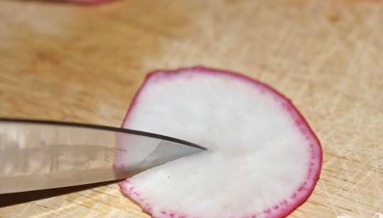 1. Этап. Закуска Красный цветок из редиса: Сделать на дольке надрез до середины.