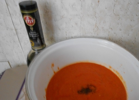 1. Этап. Суп с пампушками: Измельчите запечённые овощи в блендере. Перелейте их в кастрюлю, добавив винный уксус, бульон и томатный соус. Доведите суп до кипения, а затем варите его в течение 5 минут.