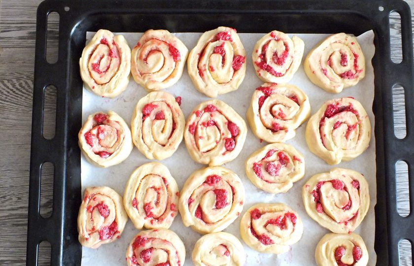 1. Этап. Синнабоны с малиной: Застелите противень пекарской бумагой. Выложите заготовки. Поставьте выпекаться в духовку при температуре 180 градусов 15-20 минут. Учитывайте особенности своей духовки.