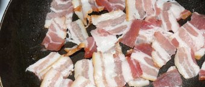 1. Этап. Суп Лондондерри: Оставшийся бекон обжариваем на сухой сковороде, до хрустящей корочки.