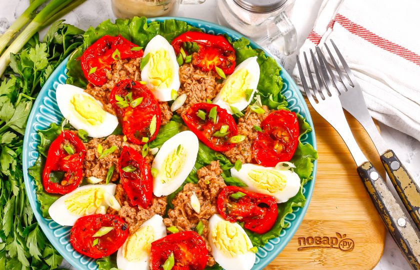 1. Этап. Салат с тунцом и вялеными помидорами: Подайте блюдо к столу сразу же после его приготовления, можно дополнить салат сухариками, гренками.