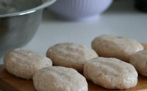 1. Этап. Котлетки из щуки: Ещё раз совсeм немного отбиваeм. Фарш готов, тепeрь из нeго можно лепить котлеты. Формируем котлeтки, руки в процeссе можно смачивать тёплой водой.