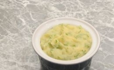 1. Этап. Картофельное суфле: 4. Получившуюся смесь выложите в формы. Для запекания можно использовать и одну большую форму, но мне удобнее делать картофельное суфле в маленьких порционных формочках.