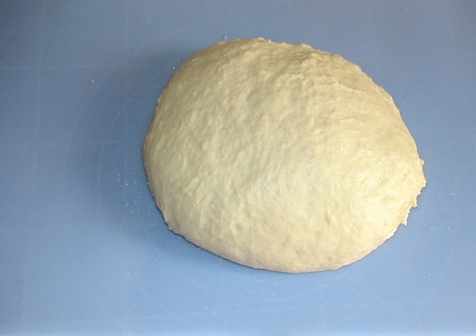 1. Этап. Латвийские булочки с повидлом: Добавьте в опару муку, оставшуюся воду, соль, масло для теста, сахар. Замешайте тесто. Его также следует оставить в тепле на 1-1,5. Лучше всего подойдёт слегка тёплая духовка или микроволновка.