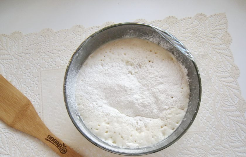 1. Этап. Оладьи без яиц и молока: Добавьте еще 50 грамм просеянной муки.