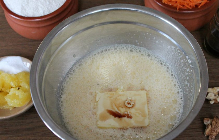 1. Этап. Морковный пирог с медом: Наливаем ванильную настойку (или любой другой ароматный алкоголь).